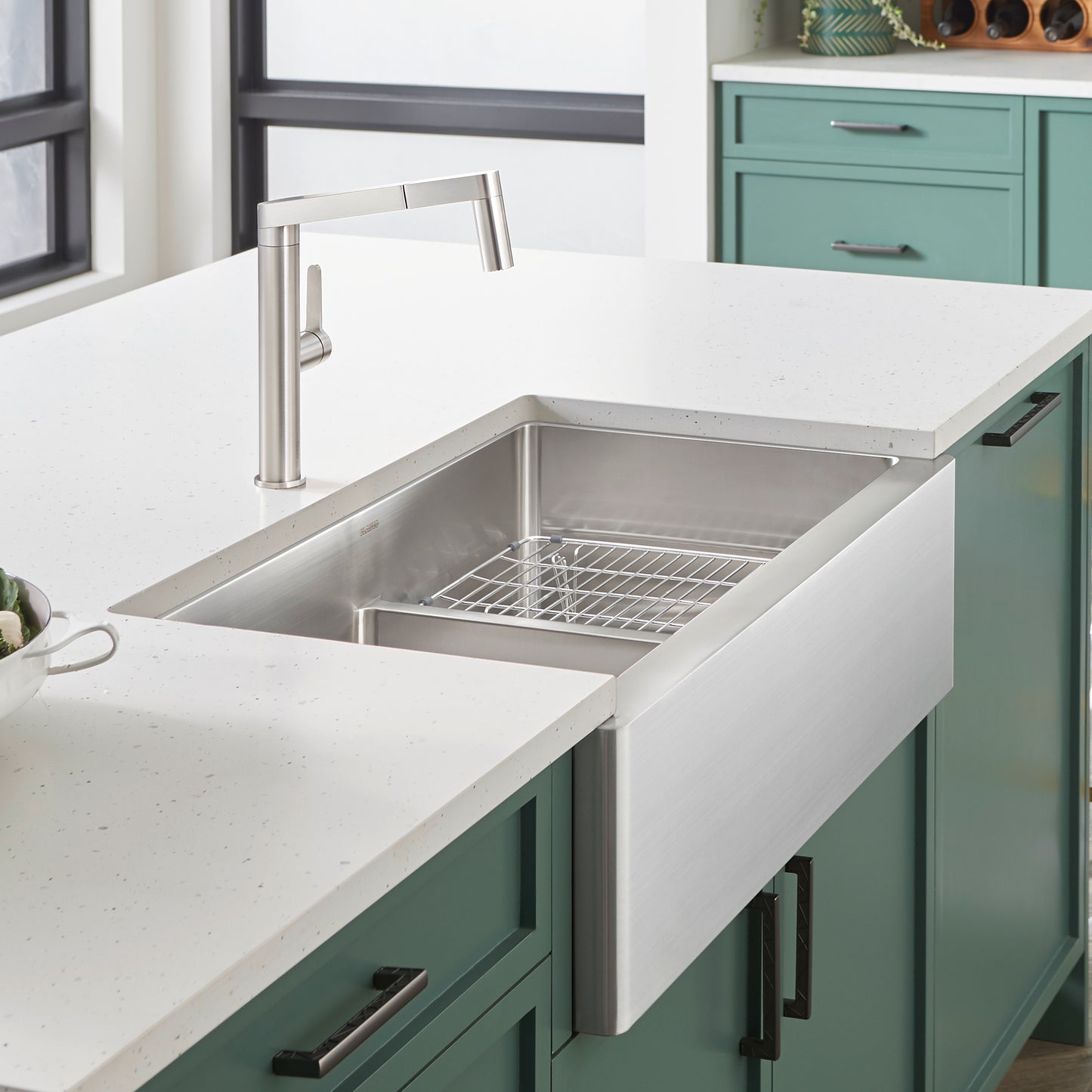 Quatrus R15 33" 60/40 Double Bowl Apron-Front Stainless Steel Farmhouse Sink with Low Divide - 525242