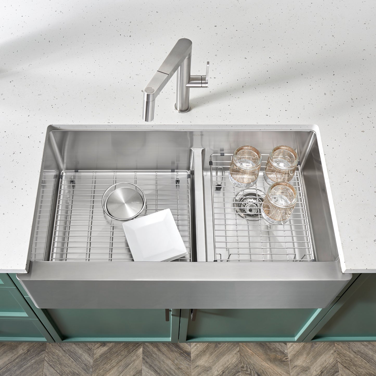 Quatrus R15 33" 60/40 Double Bowl Apron-Front Stainless Steel Farmhouse Sink with Low Divide - 525242