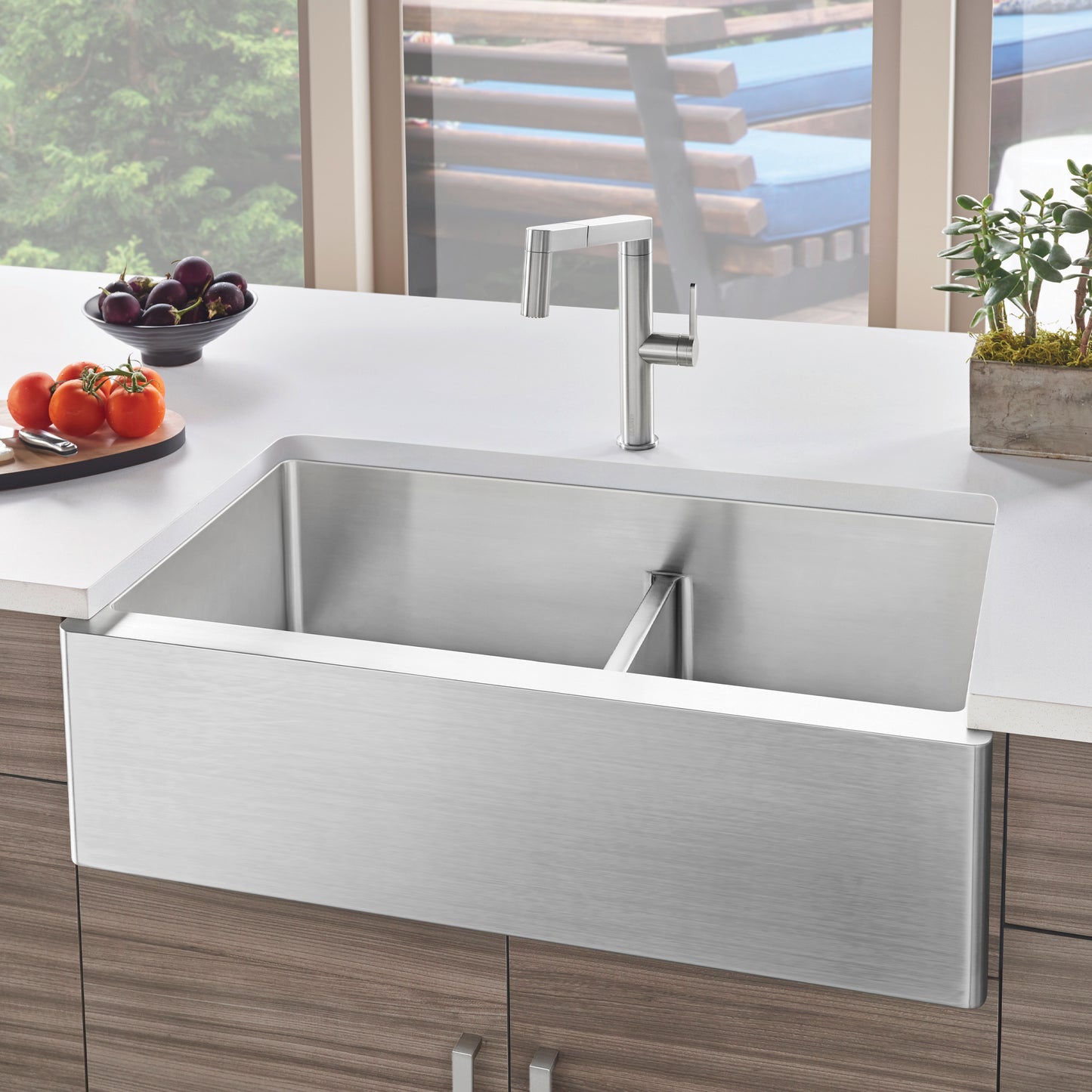 Quatrus R15 33" 60/40 Double Bowl Apron-Front Stainless Steel Farmhouse Sink with Low Divide - 525242